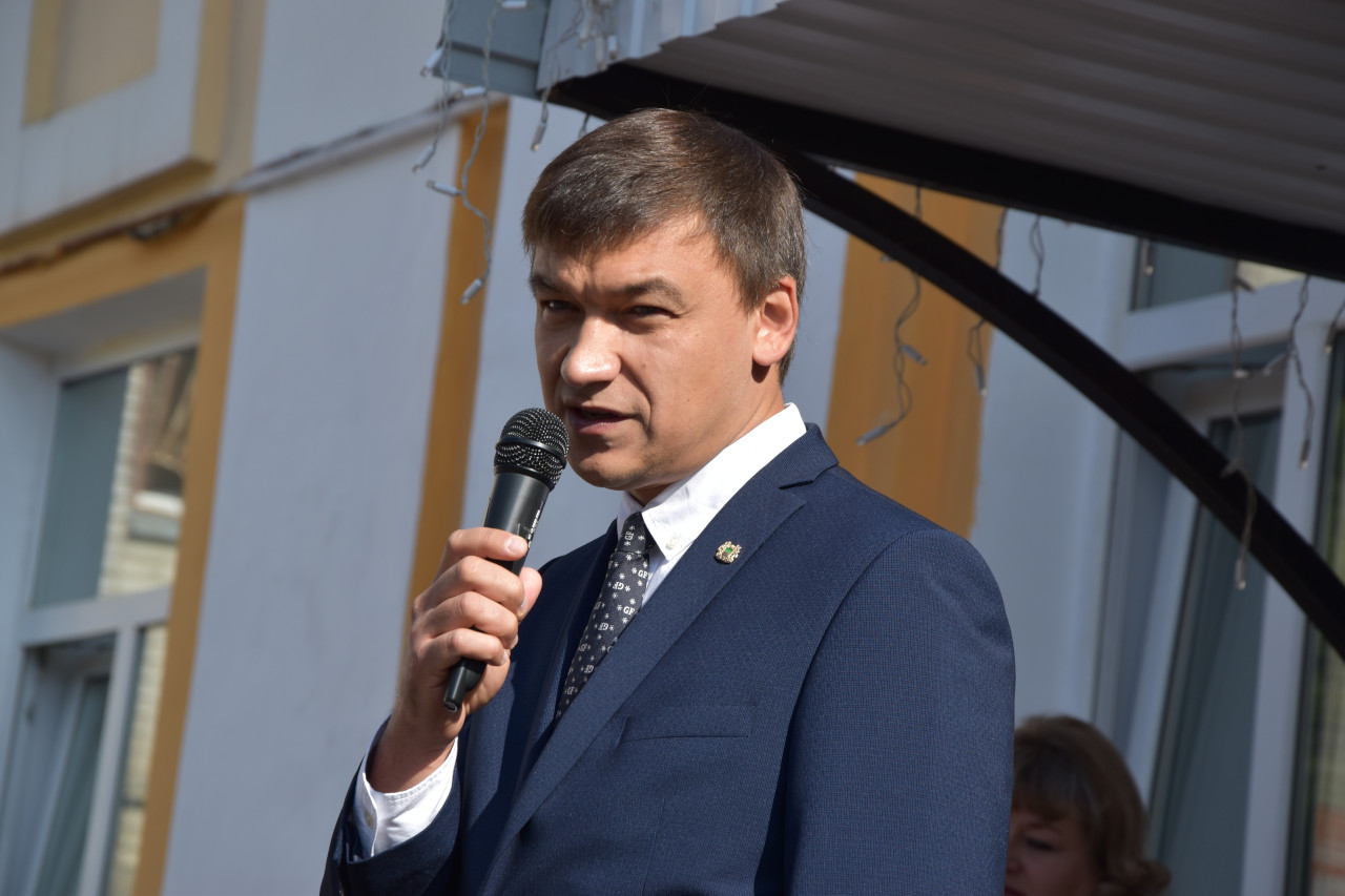 1 сентября день знаний путин поздравление. Алексей геннадьевич дюмин с супругой. Москва кремль путин. Зао плайтерра. Выступление в госдуме.