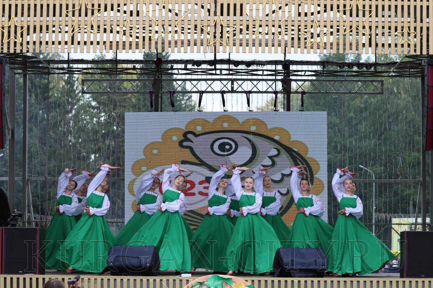 Молодой патриотичный певец. Фестиваль курган 2024. Фестиваль курган 2024. Фестиваль курган 2024. Праздник день города курган.