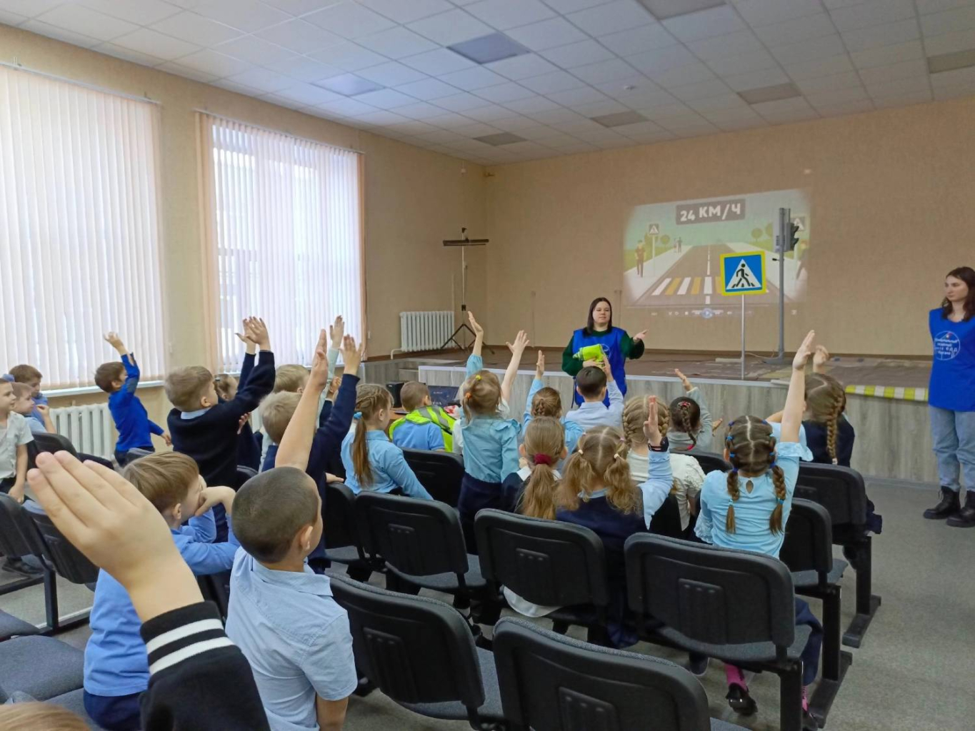 Дорожная безопасность для дошкольников. Дети на дороге клипарт. Юные инспектора дорожного движения в школе. Ганиев эрнест исенбаево. Быть внимательным на дороге.